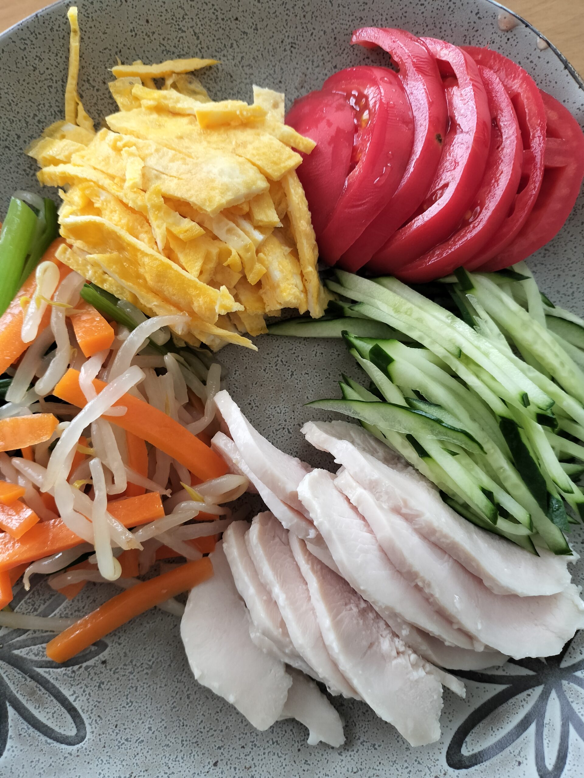 【無添加食材】休日の昼ご飯はこんなもん。野菜があるだけマシでしょ。おにぎりとお味噌汁の組み合わせ最高！