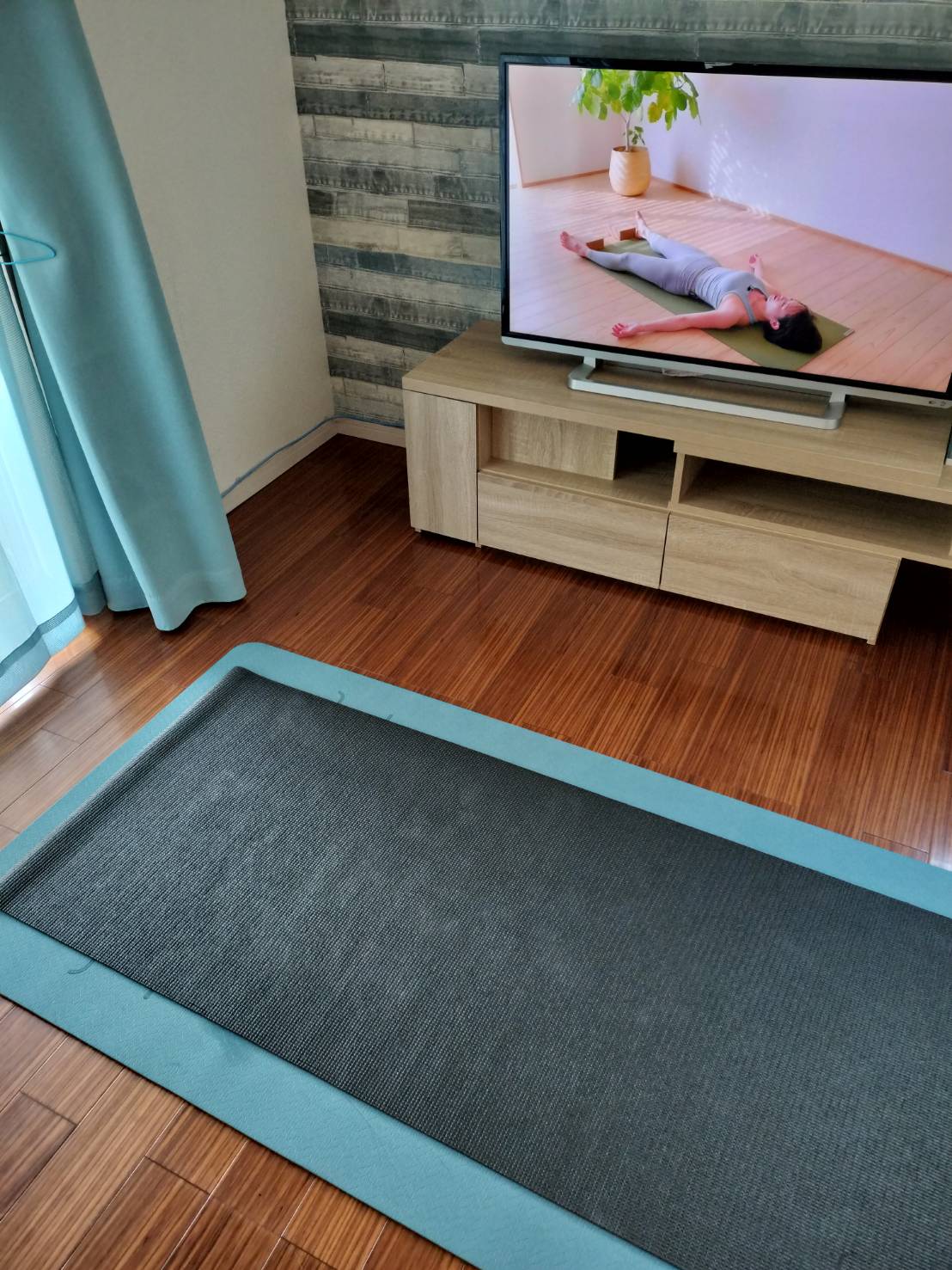 2000円のヨガマットより、3000円のヨガマットより、ダイソーのヨガマットが一番滑らなかった。。。
